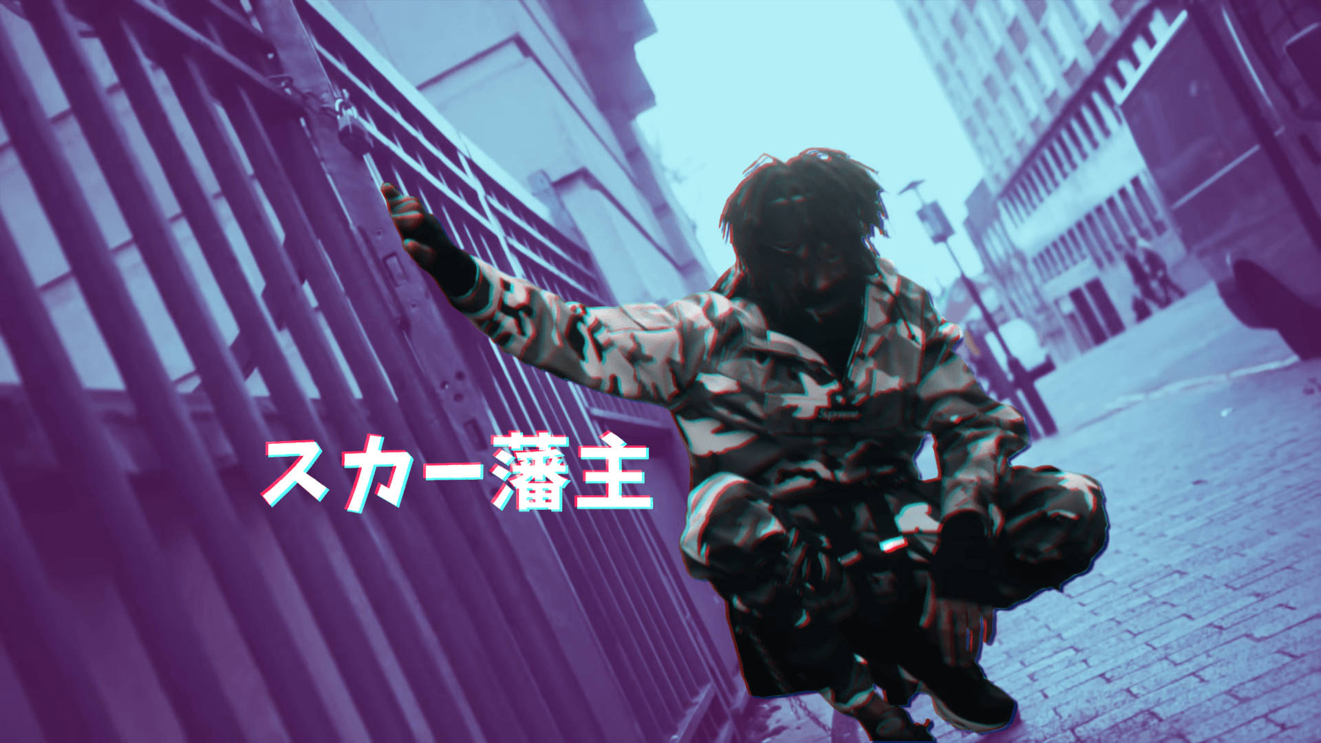 Scarlxrd 街頭照片 壁紙 — 一名穿著迷彩裝備的人蹲在城市的街道上，背景有紫色和藍色的故障效果，並覆蓋日文字幕。