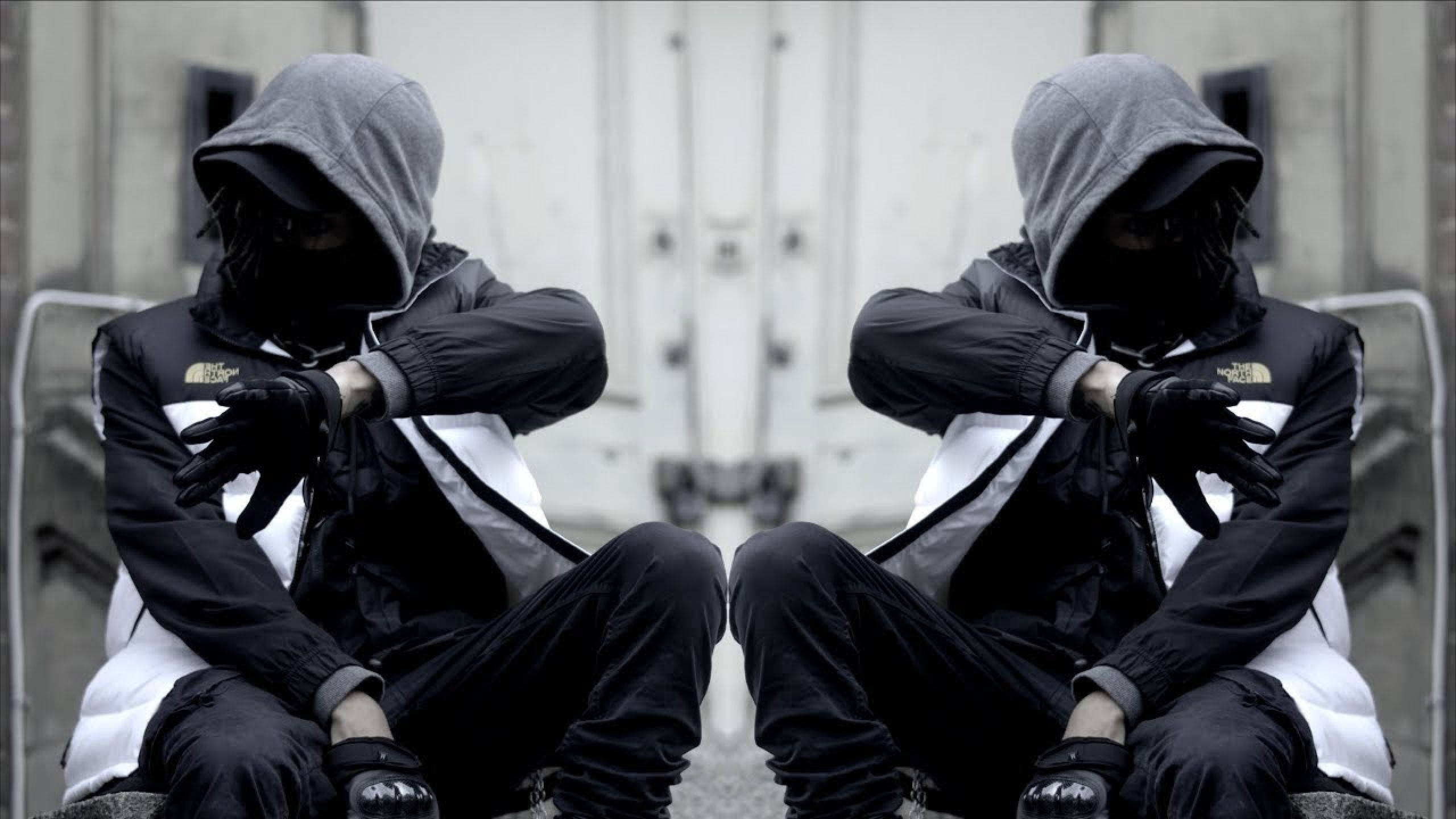 Scarlxrd 鏡像效果 壁紙 — 兩個戴連帽衫的人物，身穿黑白外套，坐在一個磨損的工業牆壁前的窗台上，形成鏡像。