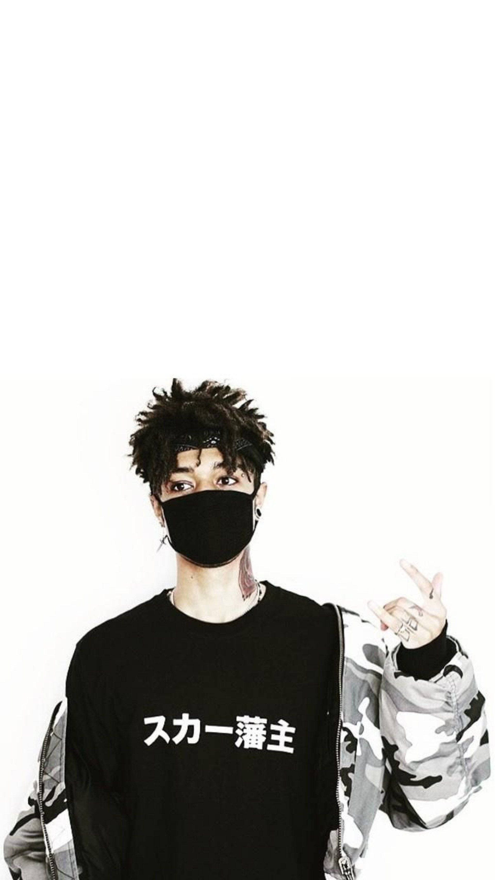 Scarlxrd 黑色T恤周邊 壁紙 — 一名年輕男子戴著黑色面罩和刺蝟頭，在純白背景前擺姿勢，身穿帶有日文字樣的黑色襯衫和迷彩外套。