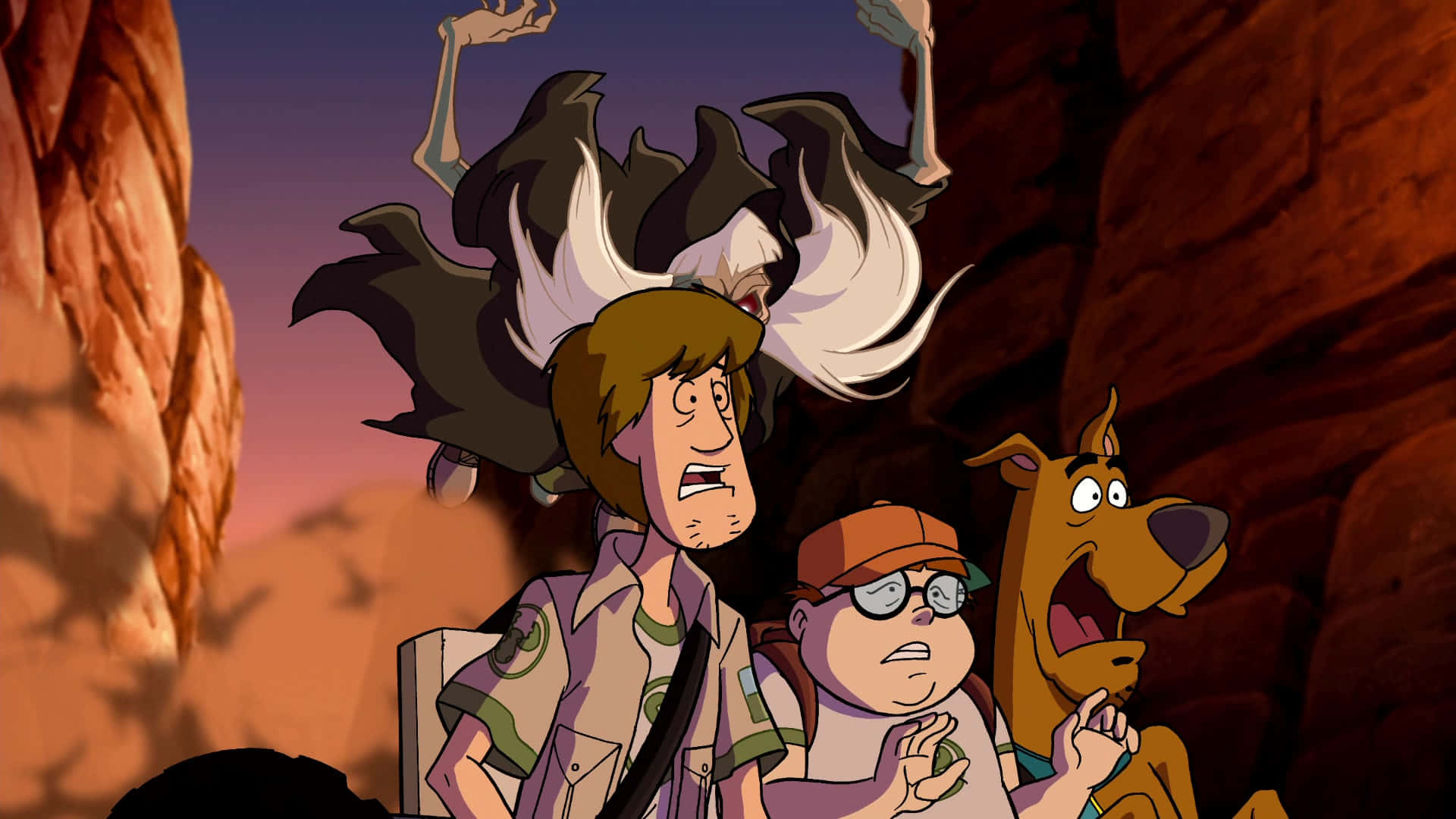 史酷比 桌布 壁紙 — Scooby Doo 和朋友們驚恐地凝視著黃昏時從峽谷中出現的幽靈般的身影。