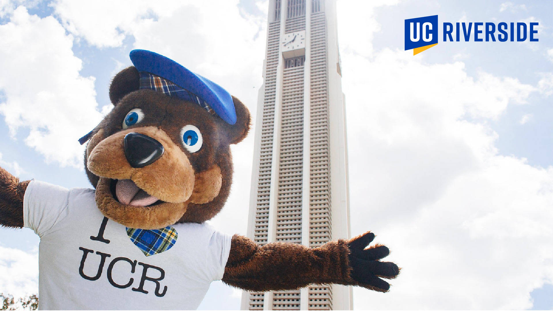 UC Riverside 熊吉祥物在校園鐘樓前揮手。