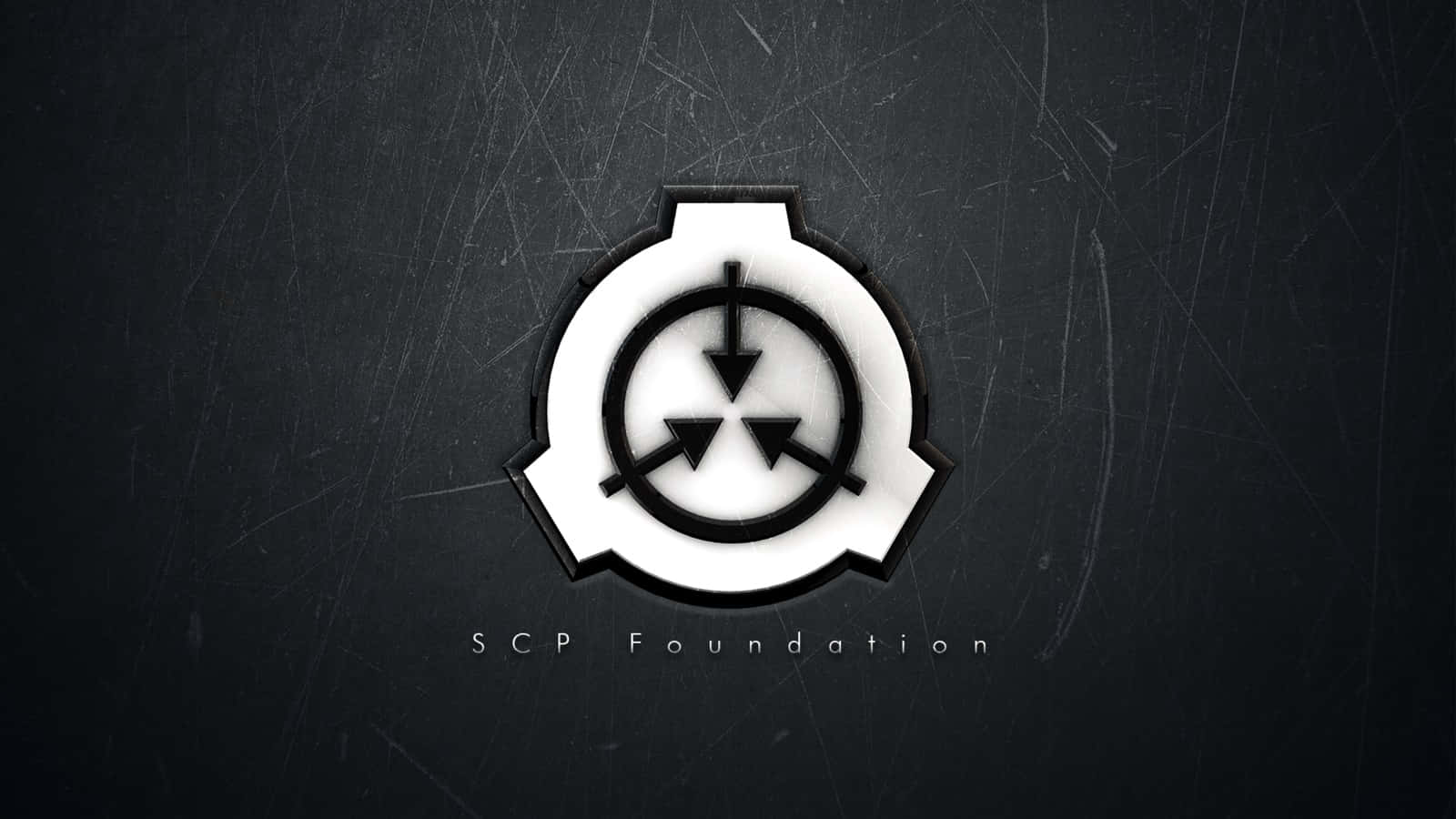 有刮痕的深色金屬背景上的SCP Foundation標誌
