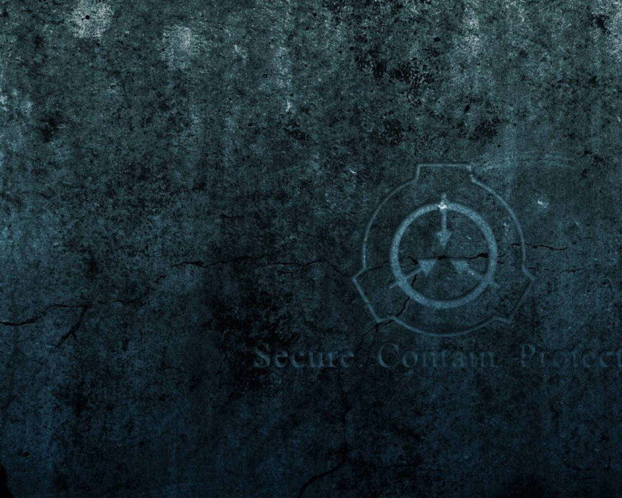 SCP標誌於破損牆壁上 壁紙 — 一道裂開的深青色牆上有一個褪色發光的SCP標誌，下方刻有secure contain protect字樣。