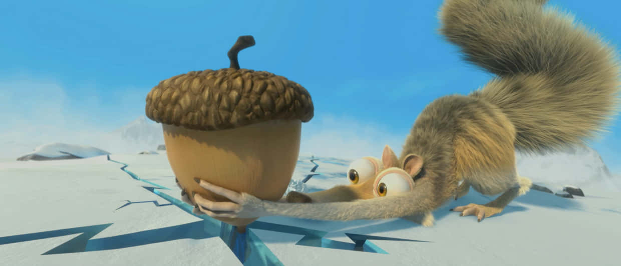 《冰河世紀：大陸漂移》中 Scrat 緊握橡果 壁紙 — 一隻卡通松鼠在晴朗藍天下，努力舉起一顆巨大的橡實，穿越裂開的冰封地貌。