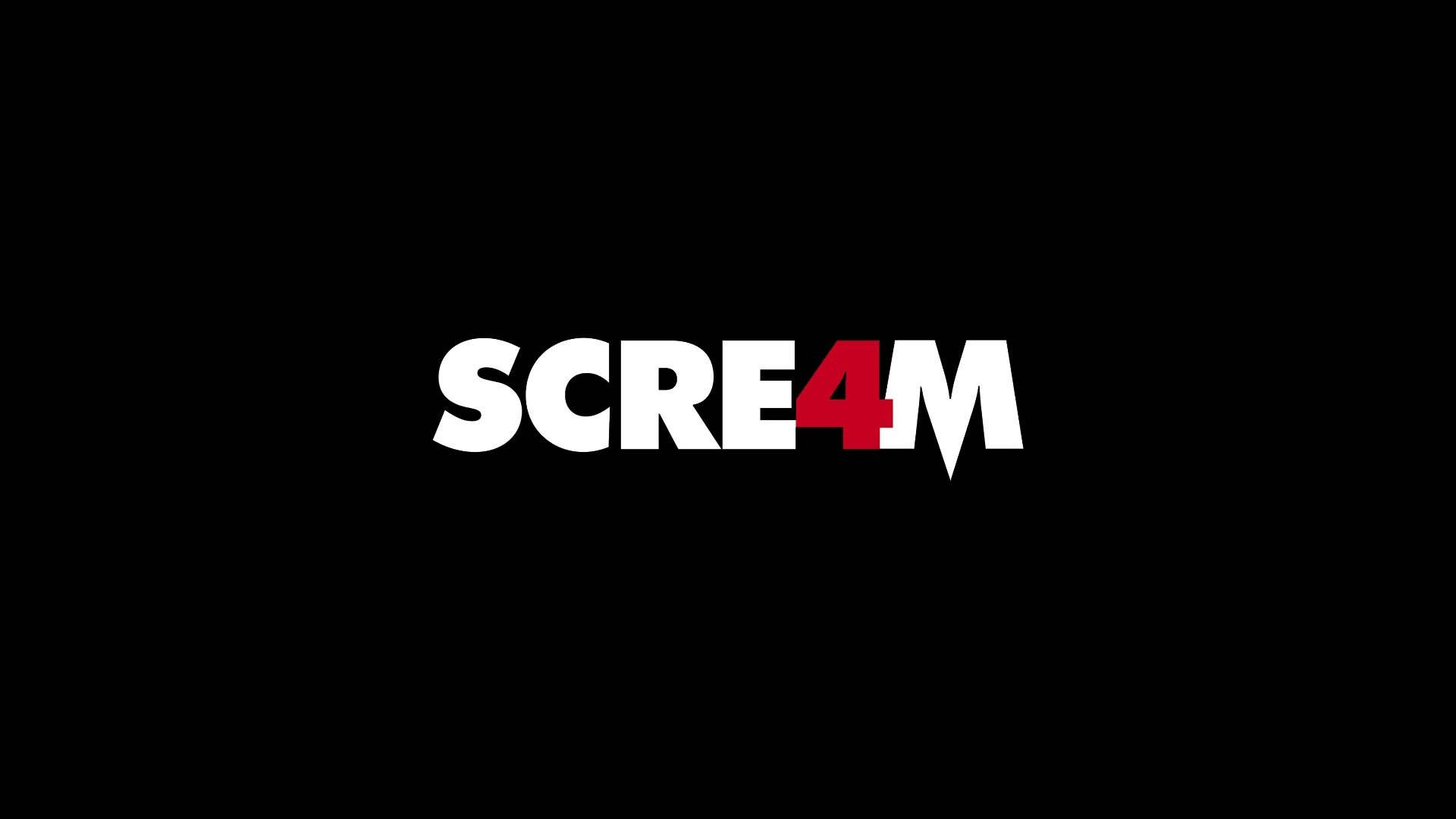 《Scream 4》標題海報 壁紙 — 大膽嘅白色同紅色「SCREAM」標誌，中間有個風格化嘅「4」，襯托喺純黑色背景上。