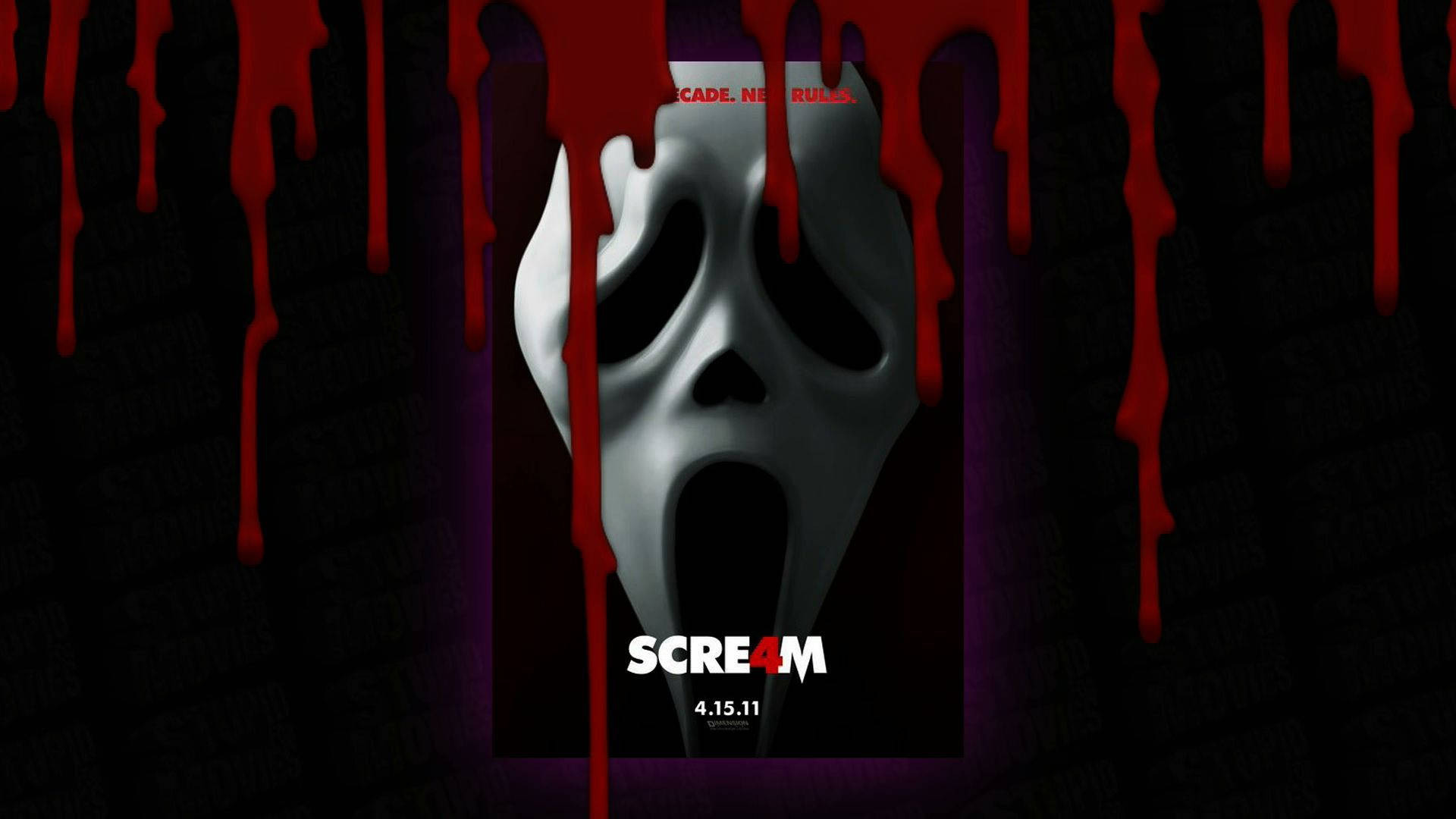 《Scream 4》滴血海報 壁紙 — 一個令人毛骨悚然的白色鬼面面具，在帶有電影標題的深色紋理背景上滴著紅色血跡。