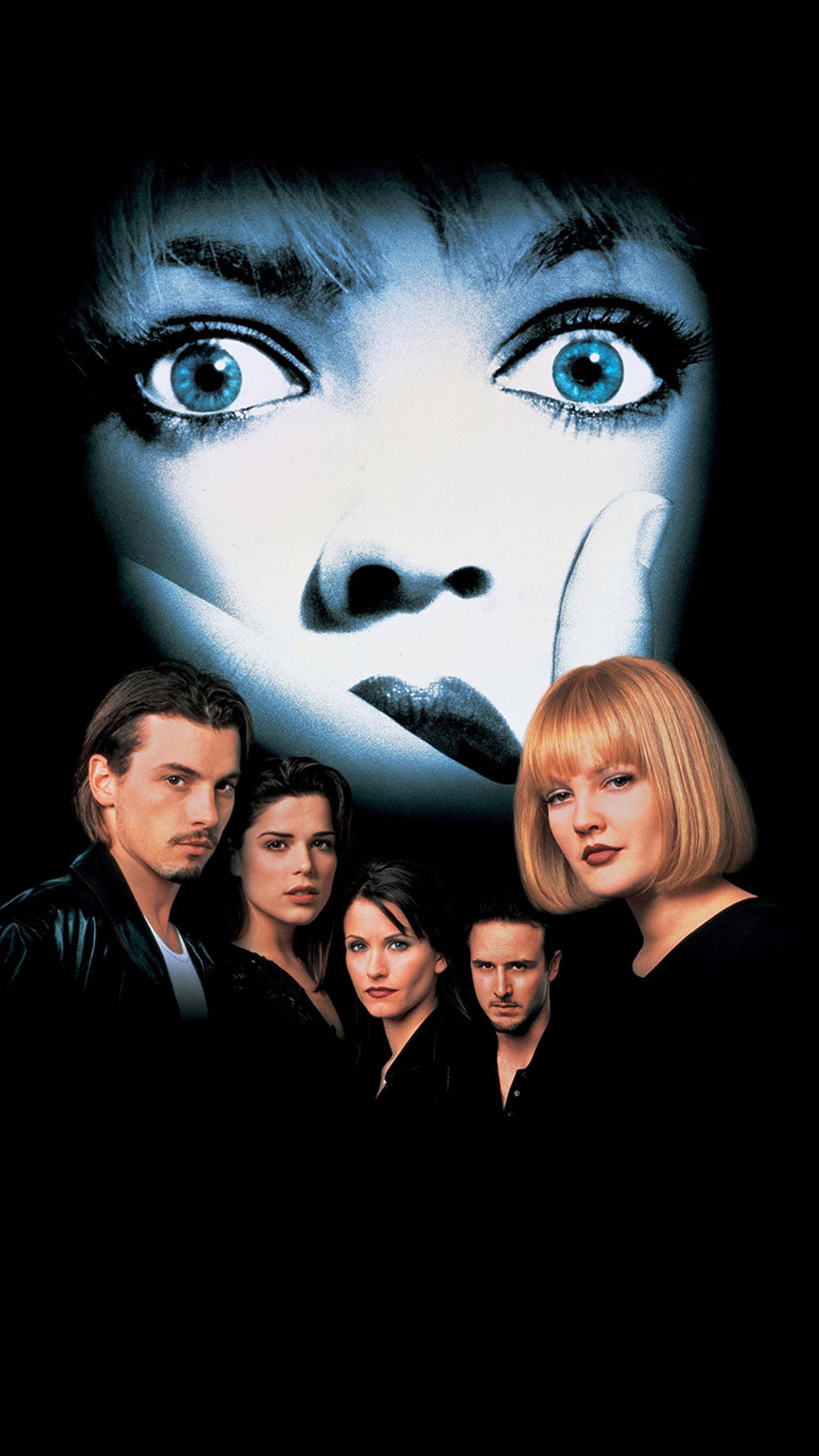 《Scream》原版電影海報 壁紙 — 一張令人毛骨悚然的電影海報，巨大的蒼白面孔籠罩著五位緊張的演員，背景為黑色。