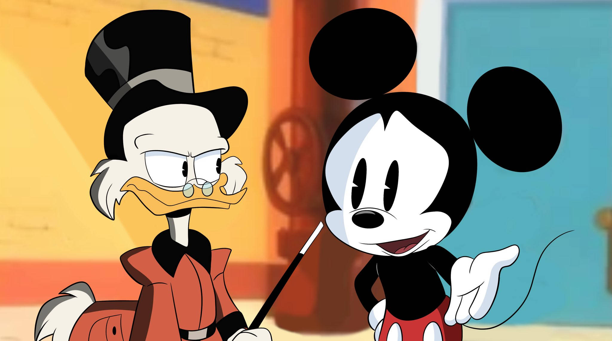 Scrooge McDuck 與 Mickey Mouse 壁紙 — 米奇老鼠與史高治·麥德在色彩繽紛的卡通場景中對峙，表情豐富，輪廓鮮明。