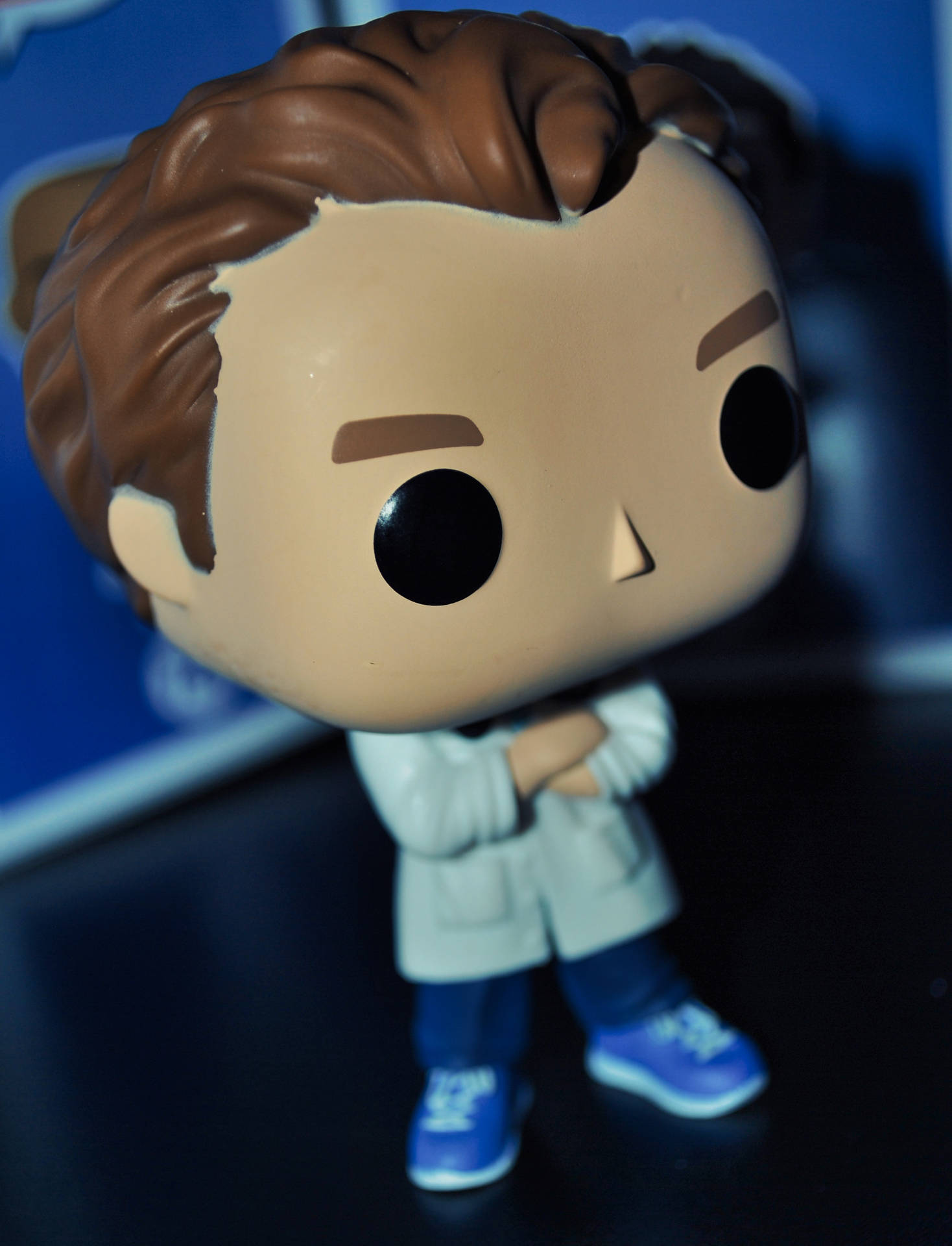 棕色頭髮、交叉雙臂的醫生Funko Pop公仔。