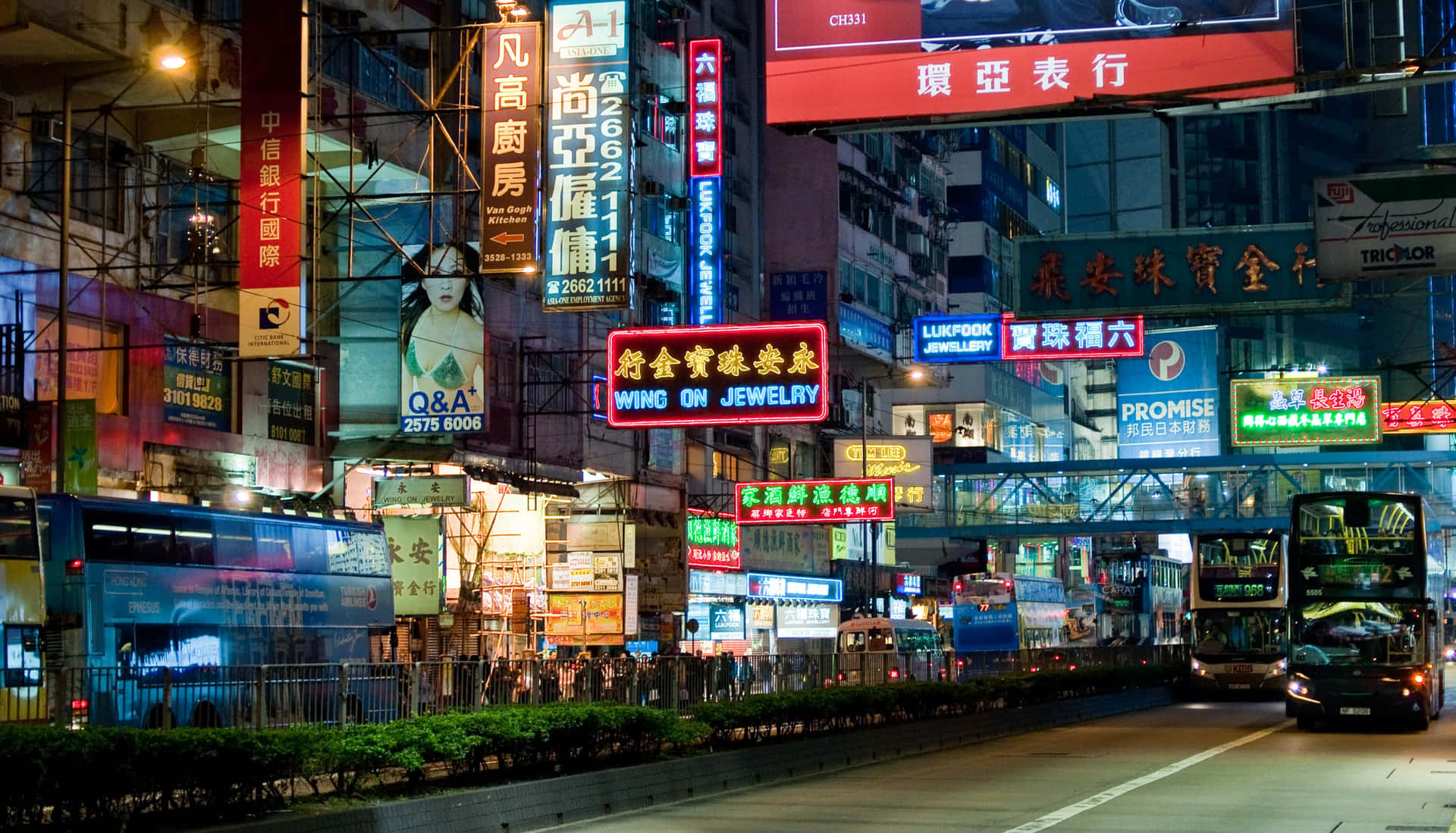 香港夜景，霓虹燈閃爍，雙層巴士穿梭。