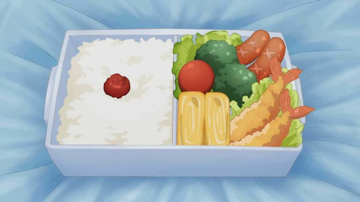  壁紙 — 一個色彩繽紛的動漫風格便當盒，裝滿米飯、天婦羅蔬菜和一個櫻桃番茄，放在藍色布料背景上。
