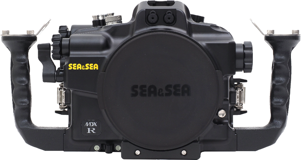 SEA&SEA 水下相機殼 壁紙 — 一個黑色 Sea & Sea 水下相機外殼，帶有黃色品牌標識和符合人體工學的手柄，背景為白色。