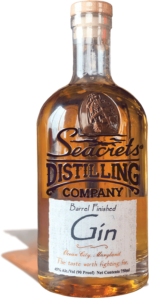 Seacrets蒸餾公司金酒瓶 壁紙 — 一瓶Seacrets Distilling Company的桶裝金酒透明玻璃瓶在黑色背景上閃耀琥珀色光芒，下方有一個木製杯墊。