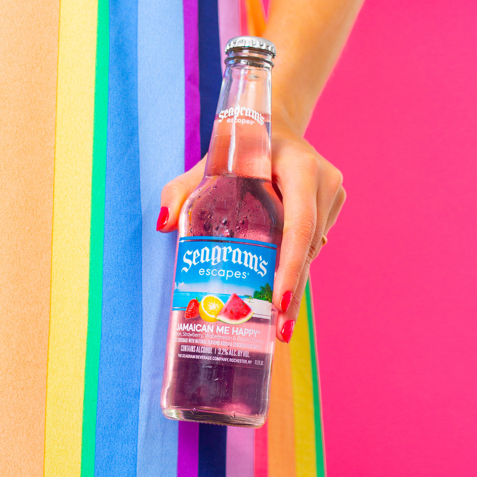 手拿著 Seagram's Escapes 瓶子，背景為彩虹條紋。