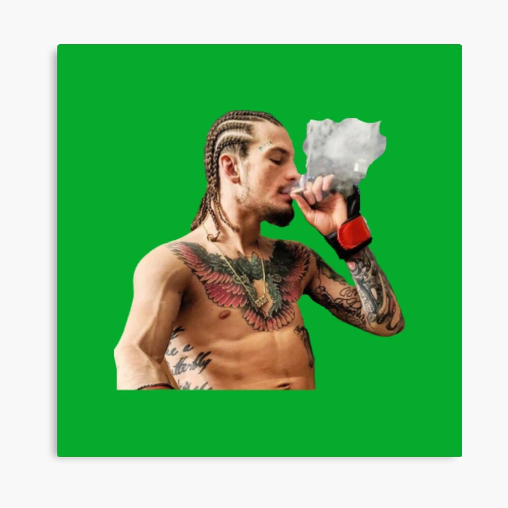 紋身男子在綠色背景前吸電子煙
