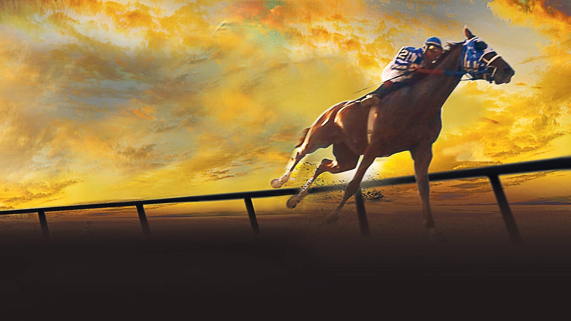 Secretariat 橙色天空 壁紙 — 一位身穿藍白色戰衣的騎師在日落時分騎著一匹栗色馬，天空有金色雲彩，下方有深色跑道圍欄。