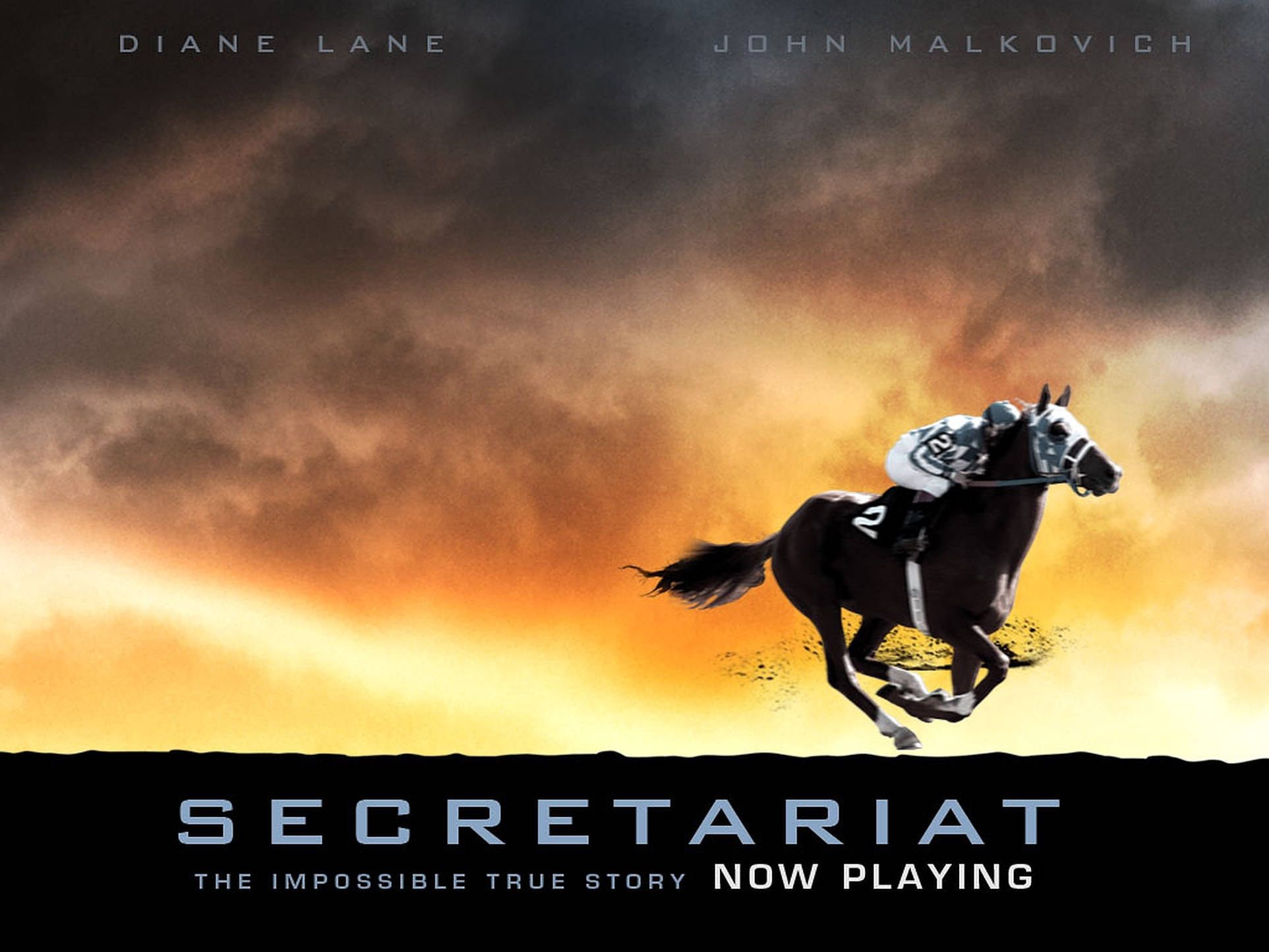 Secretariat 電影海報 壁紙 — 一名騎師騎著奔騰的賽馬，背景是帶有戲劇性雲彩的熾熱日落天空。