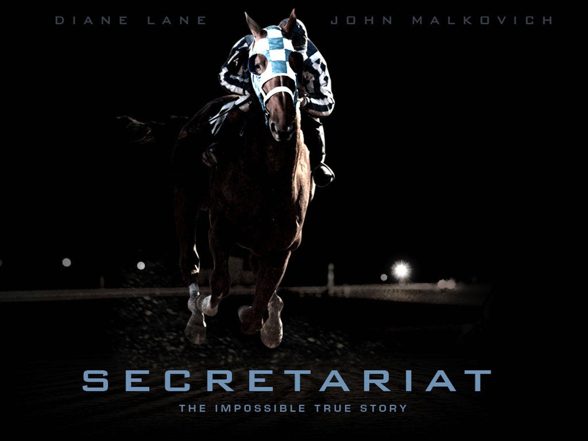 Secretariat電影海報影像 壁紙 — 一匹強壯的賽馬與騎師在黑色背景下，於明亮的賽道燈光下夜間奔馳。
