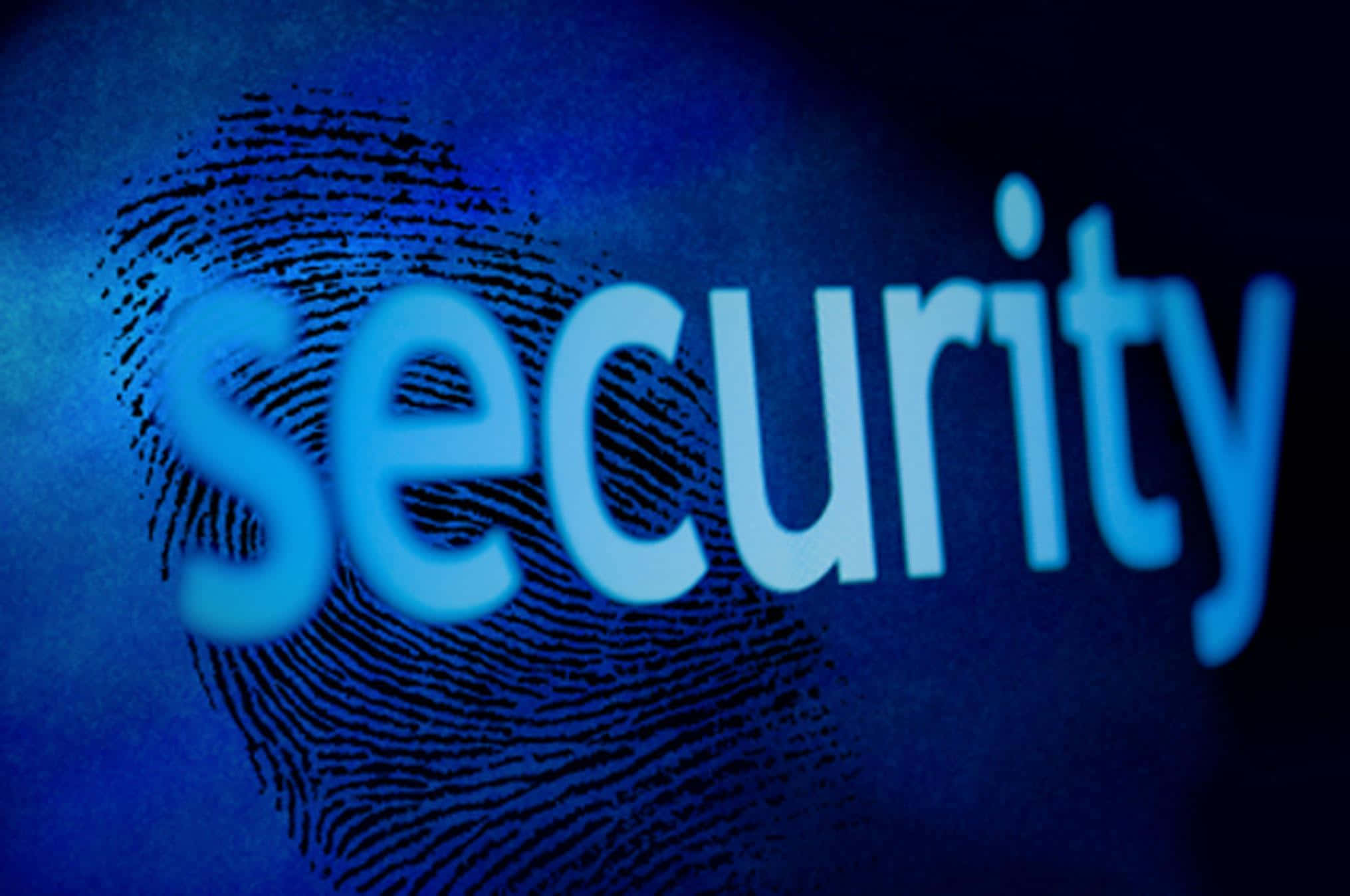 Cyber Security 桌布 壁紙 — 「security」一詞在冷藍色光芒中，疊加在一個詳細的指紋上，背景為深藍色紋理。
