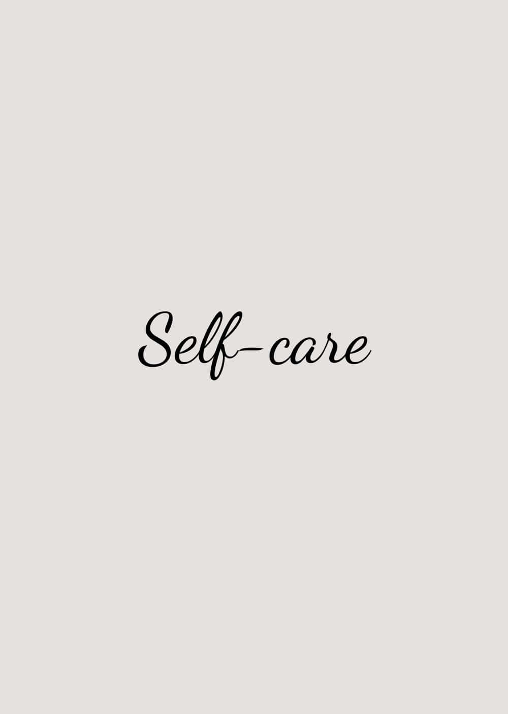 Self Care 桌布 壁紙 — 「self-care」一詞以黑色草書優雅地書寫在柔和的米色背景上。