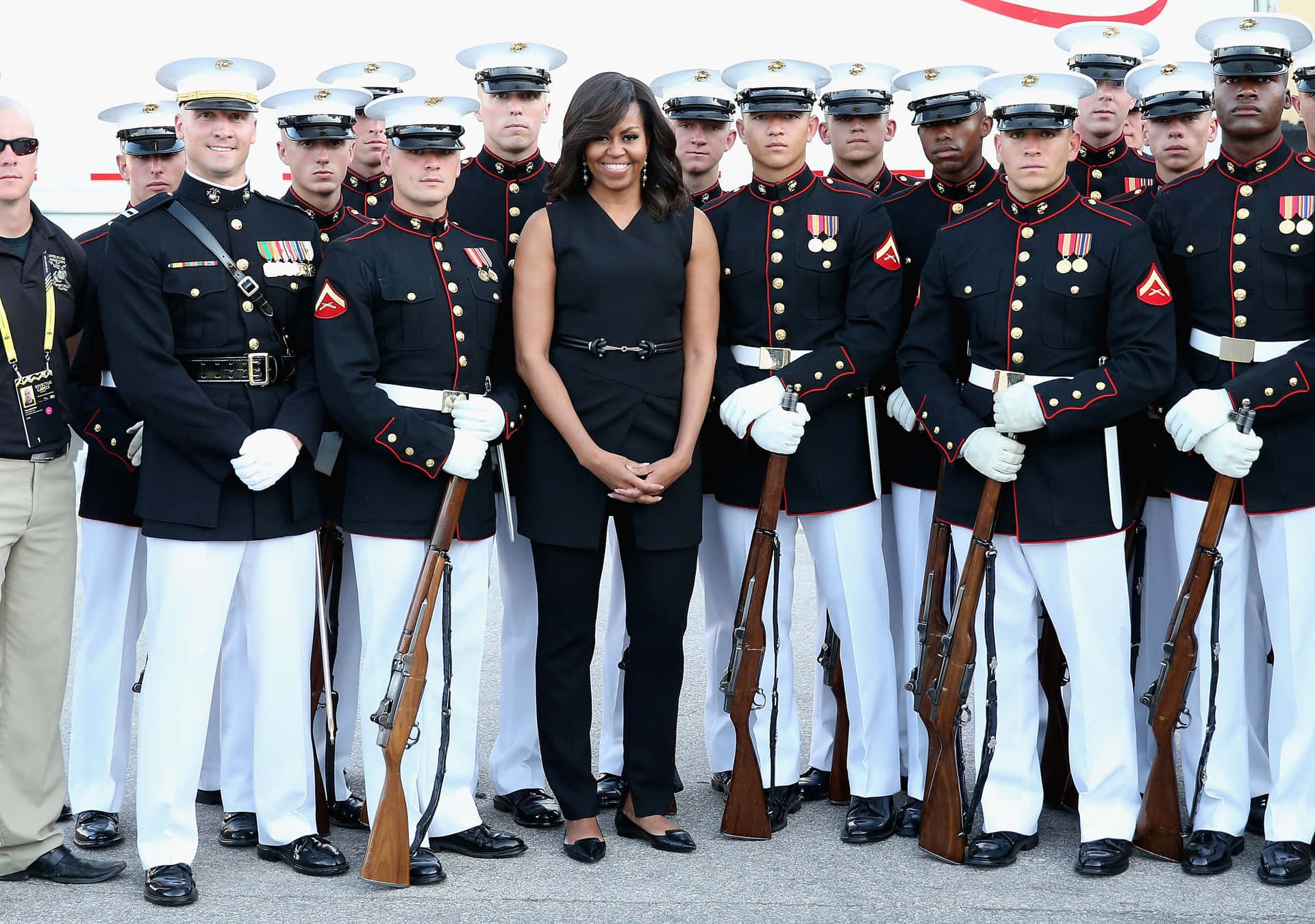 米歇爾·奧巴馬與穿著禮服、持步槍的美國海軍陸戰隊員合影。