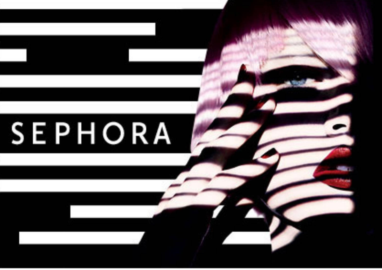 Sephora Beautycon 女孩 壁紙 — 一位擁有鮮豔紅唇和紫色頭髮的女性，部分被清晰的黑白橫向百葉窗遮擋，Sephora 標誌清晰可見。