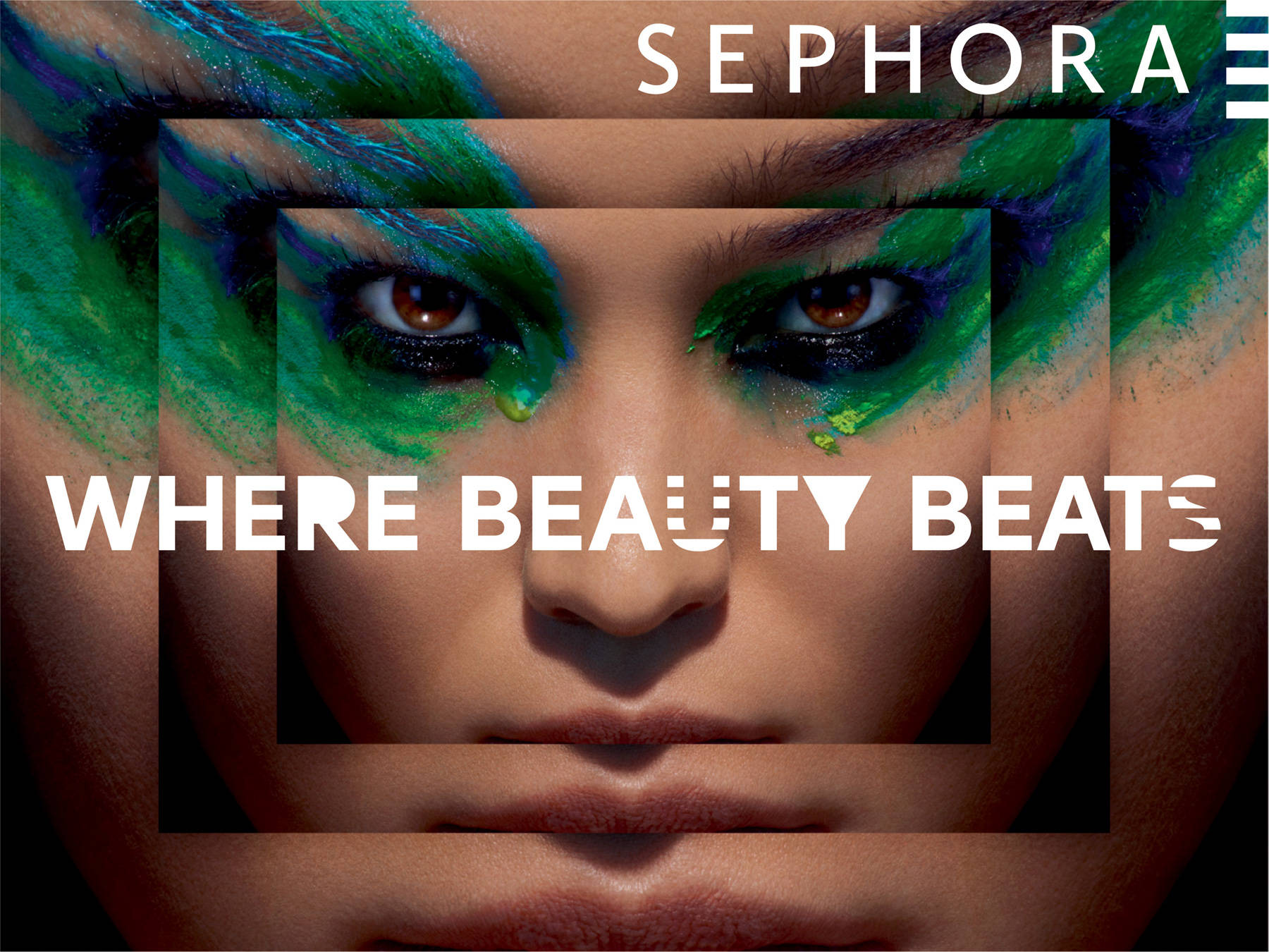 Sephora 孔雀彩妝 壁紙 — 模特兒臉部特寫，大膽的綠色和藍色化妝環繞著強烈的棕色眼睛，並由層疊的矩形邊框框住。