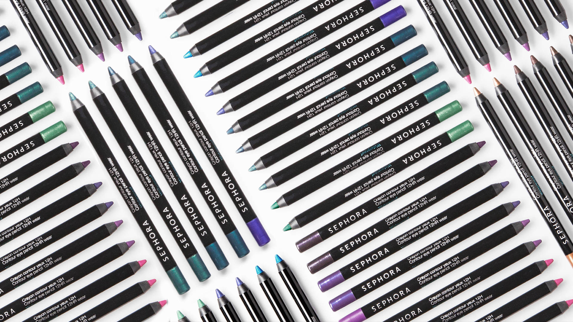 Sephora 黑色眼線筆 壁紙 — 色彩繽紛的Sephora眼線筆在白色背景上以對角線排列的平面佈置。