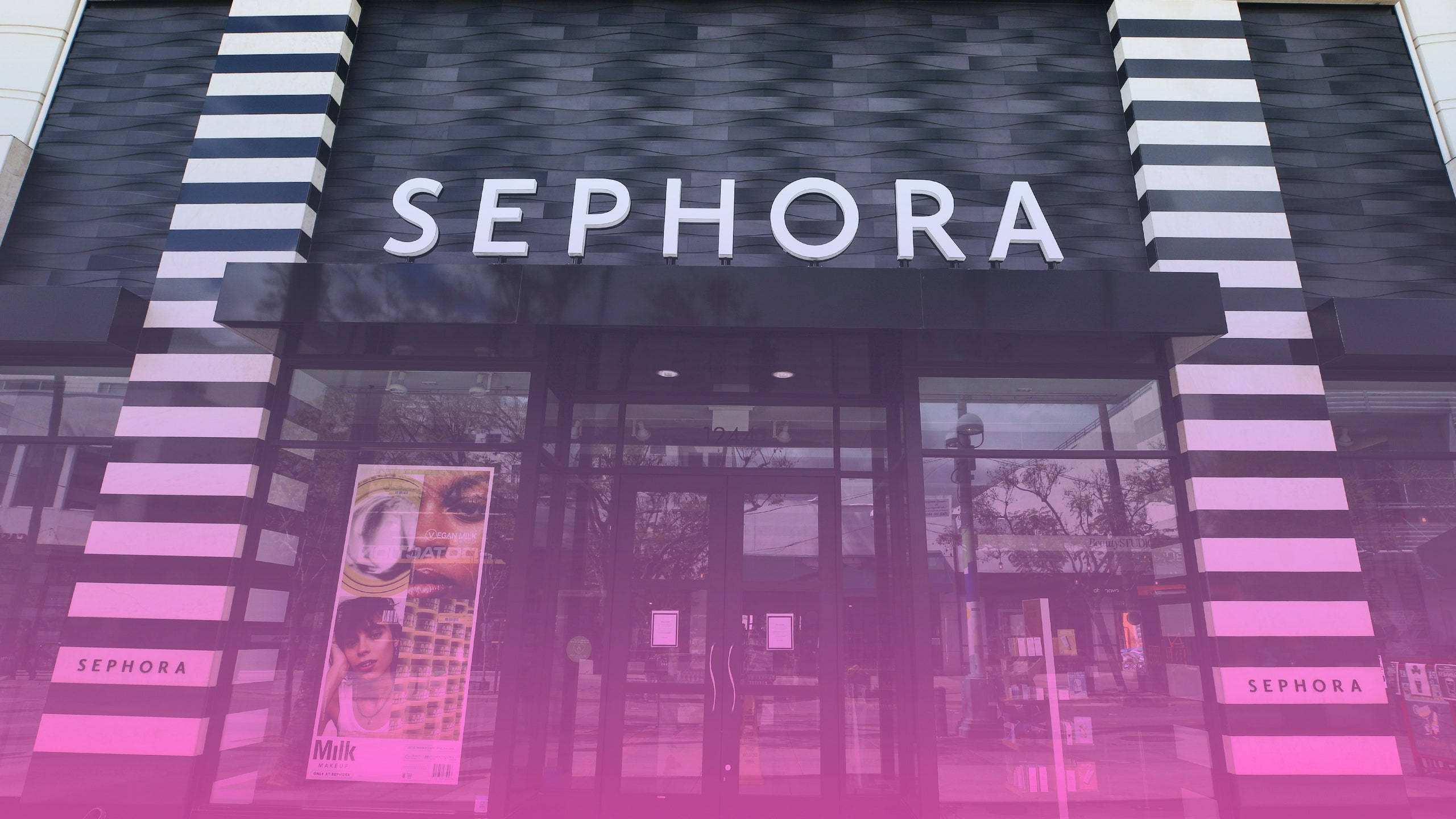 Sephora美妝店 壁紙 — Sephora 店舖外牆，採用大膽的黑白條紋建築設計和粉紅色玻璃窗。