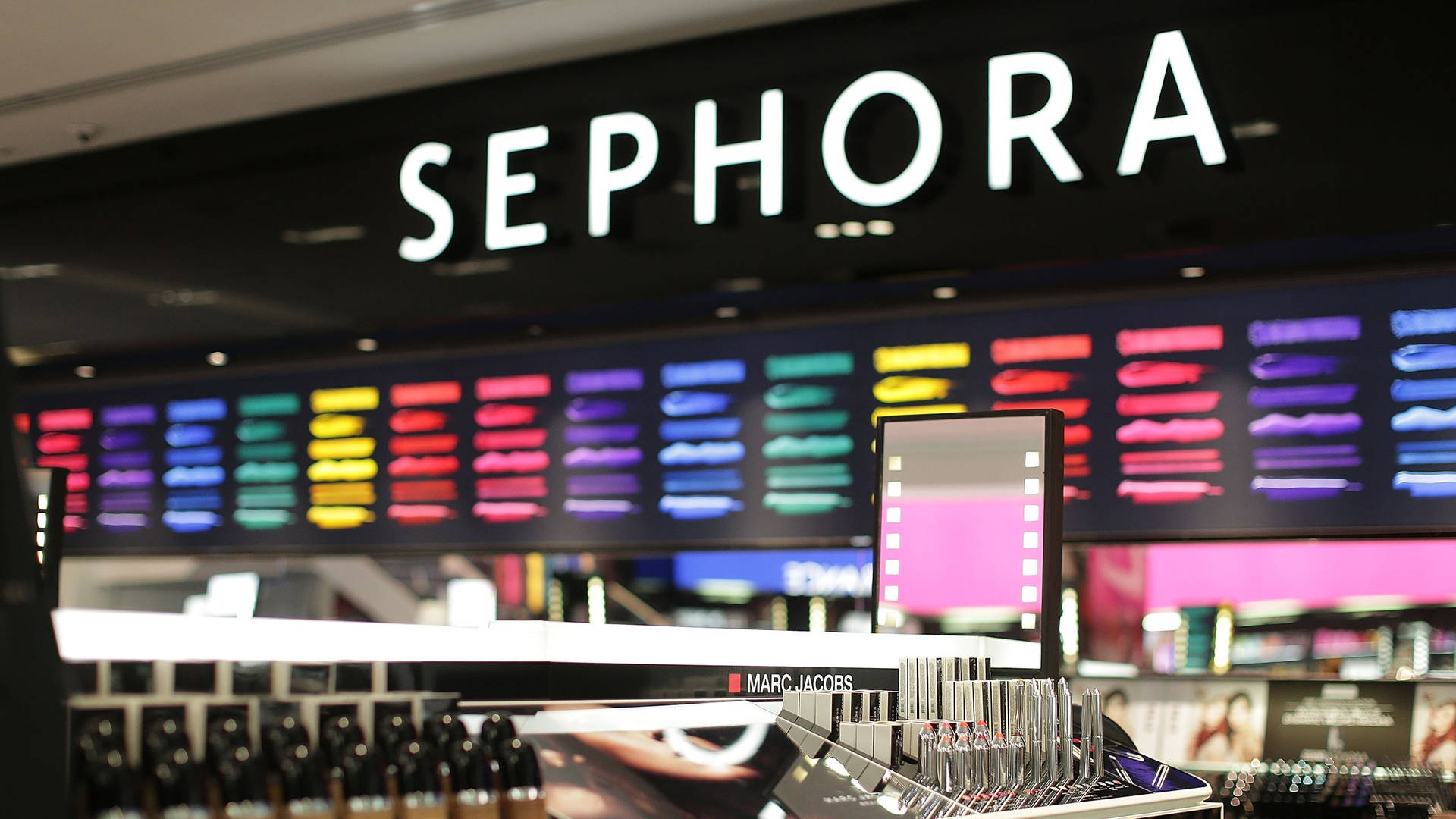 Sephora化妝品店，設有色彩繽紛的唇膏陳列架和化妝站。