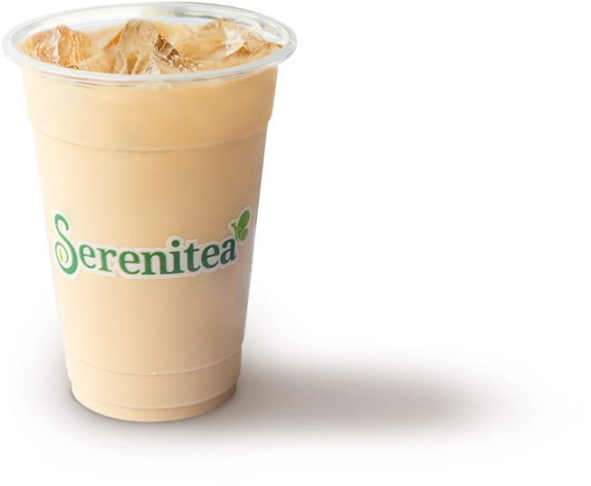 Serenitea 冰茶溢出 壁紙 — 一杯帶有品牌標誌的奶油冰茶飲料，杯中有冰塊，放在彩色杯墊上，背景為黑色。