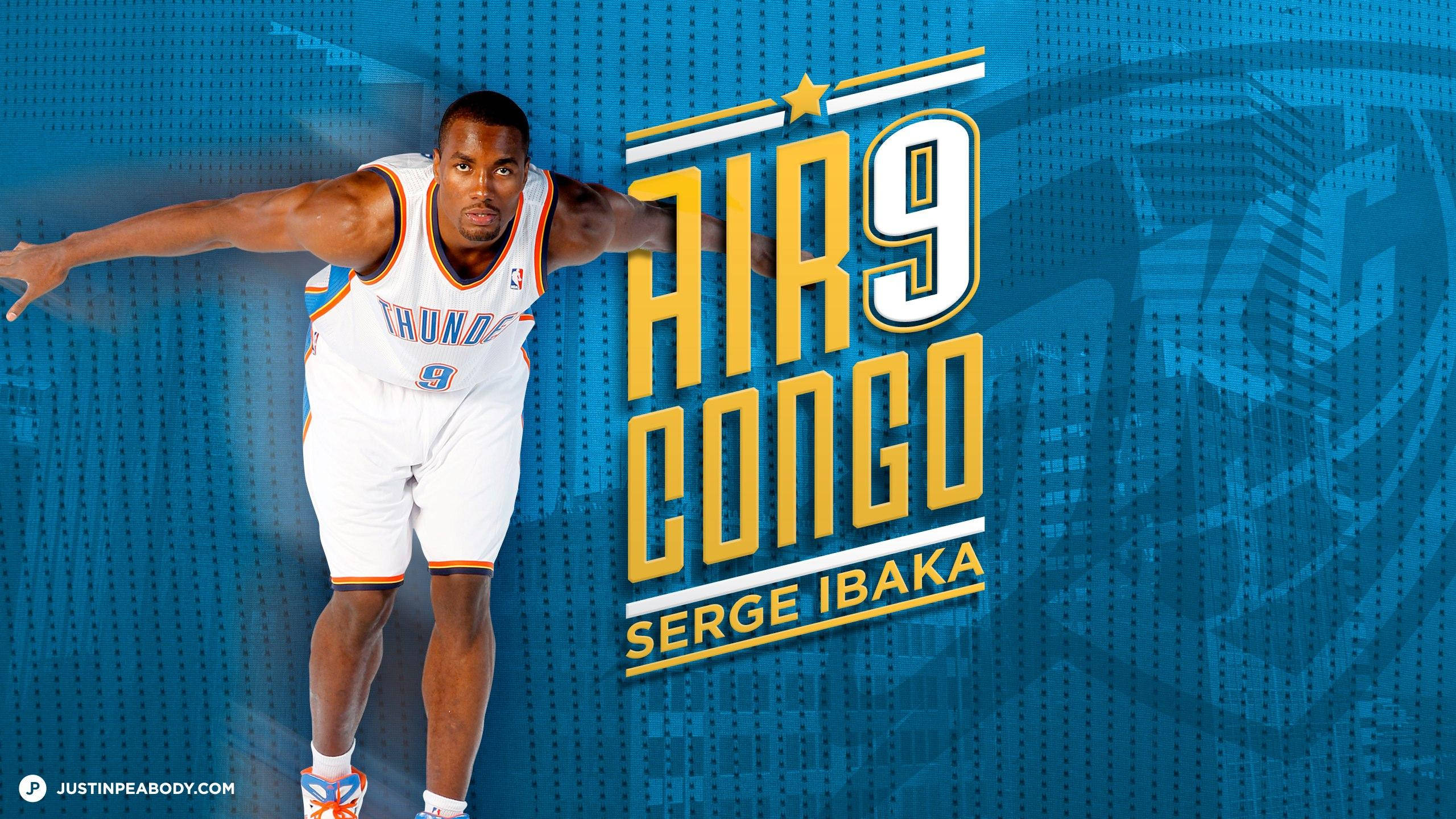 Serge Ibaka Air Congo 海報 壁紙 — Serge Ibaka 身穿奧克拉荷馬城雷霆隊球衣，在藍色紋理背景上以動感姿勢展示，並帶有粗體黃色 'AIR 9 CONGO' 文字。