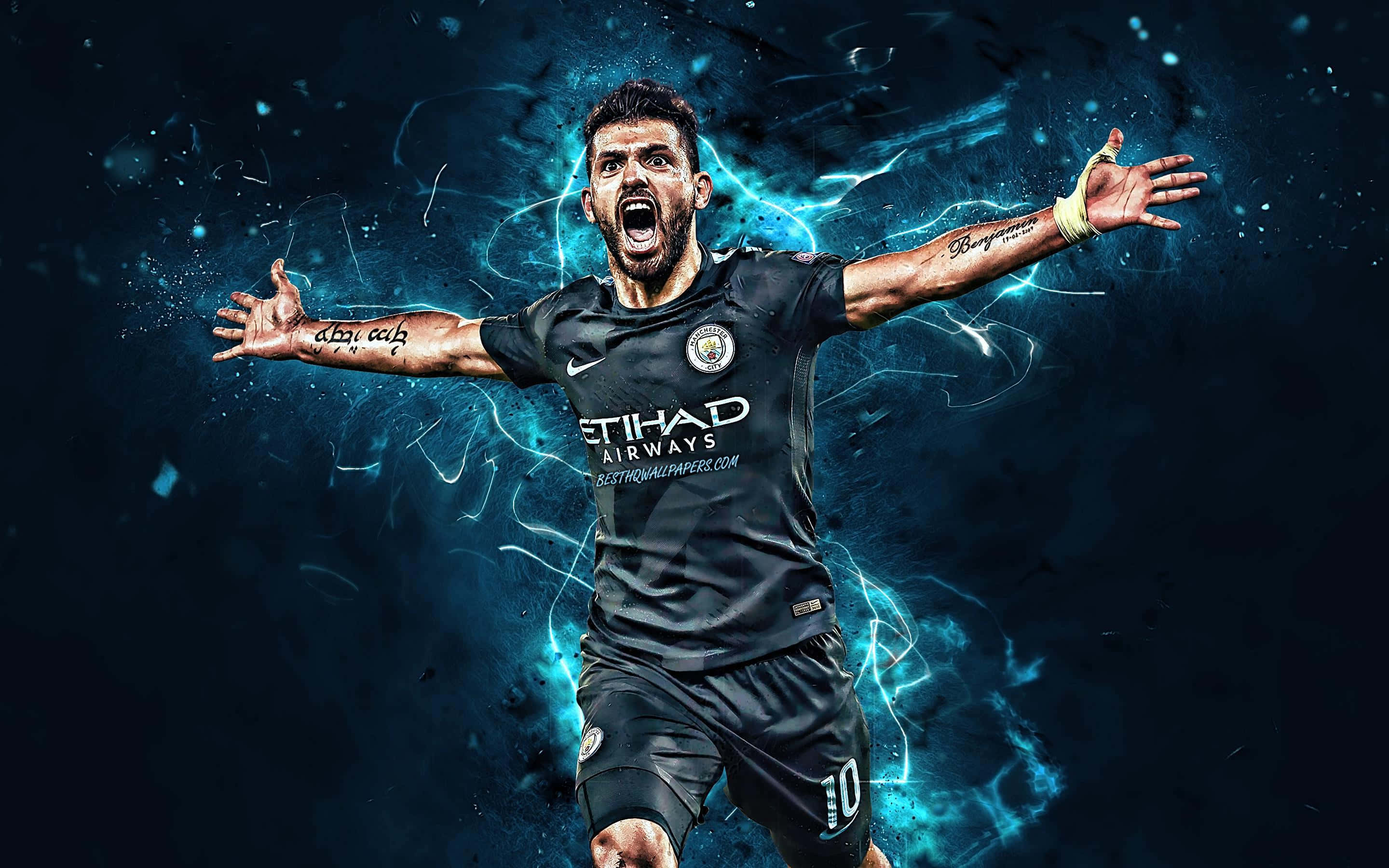 足球員 Sergio Aguero 照片 壁紙 — 一名身穿黑色球衣的足球運動員在黑暗背景下張開雙臂慶祝，周圍有電光藍色能量閃爍。