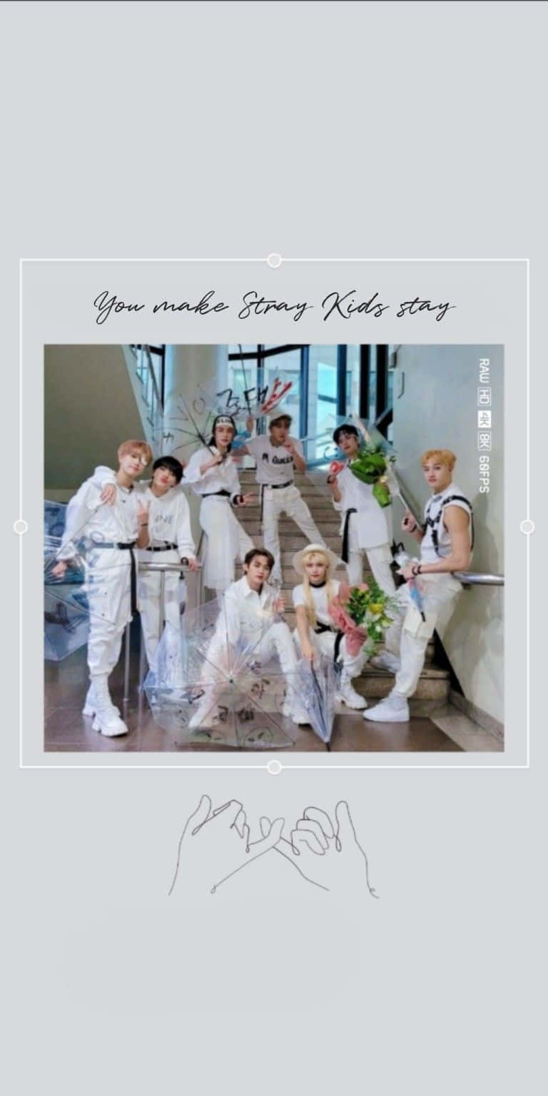  壁紙 — Stray Kids 七位成員身穿白色服裝，在現代樓梯上手持鮮花和雨傘擺姿勢。