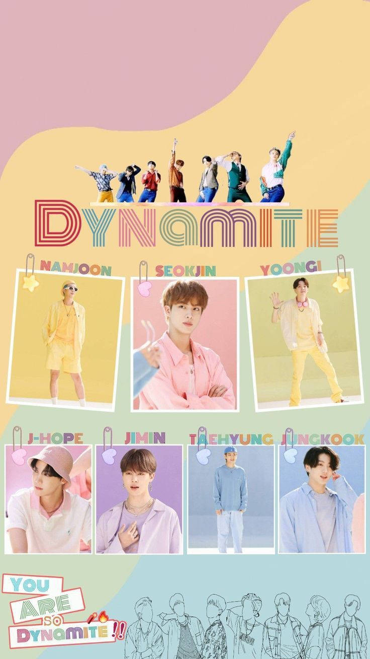 七位身穿色彩繽紛服裝的K-pop偶像在粉彩色背景前擺姿勢，帶有「DYNAMITE」文字。