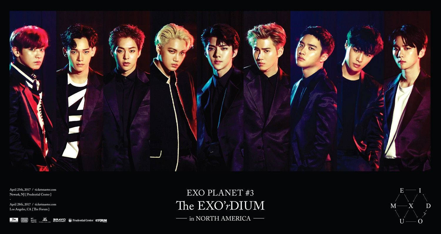 EXO'rdium EXO星球第三巡迴桌面海報 壁紙 — 七位身穿時尚深色西裝、髮色鮮豔的男性，在陰暗的背景前自信地擺姿勢。
