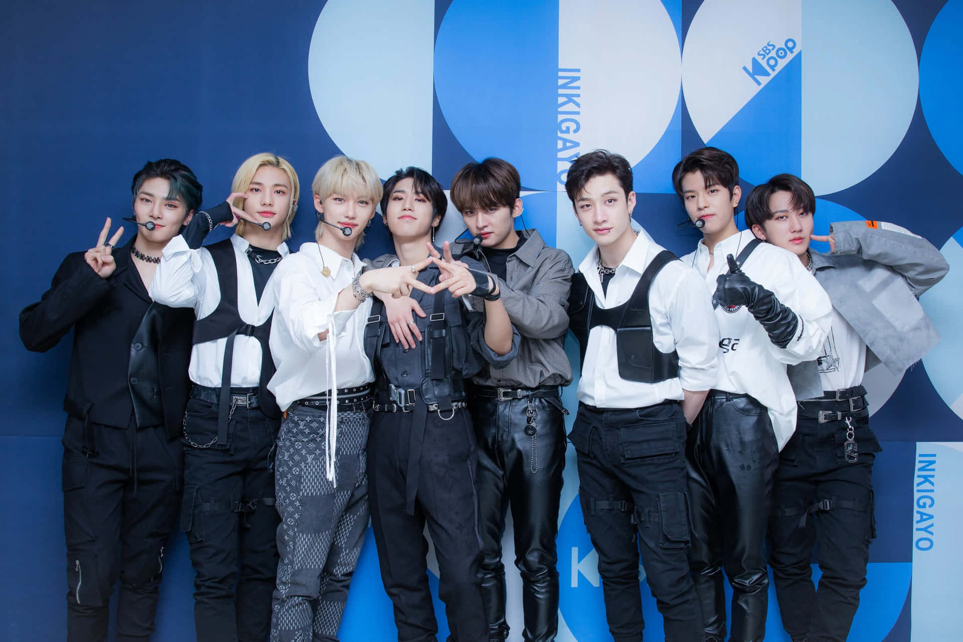七位K-pop偶像穿著時尚的黑白服裝擺姿勢拍照。 — Stray kids GIF 壁紙