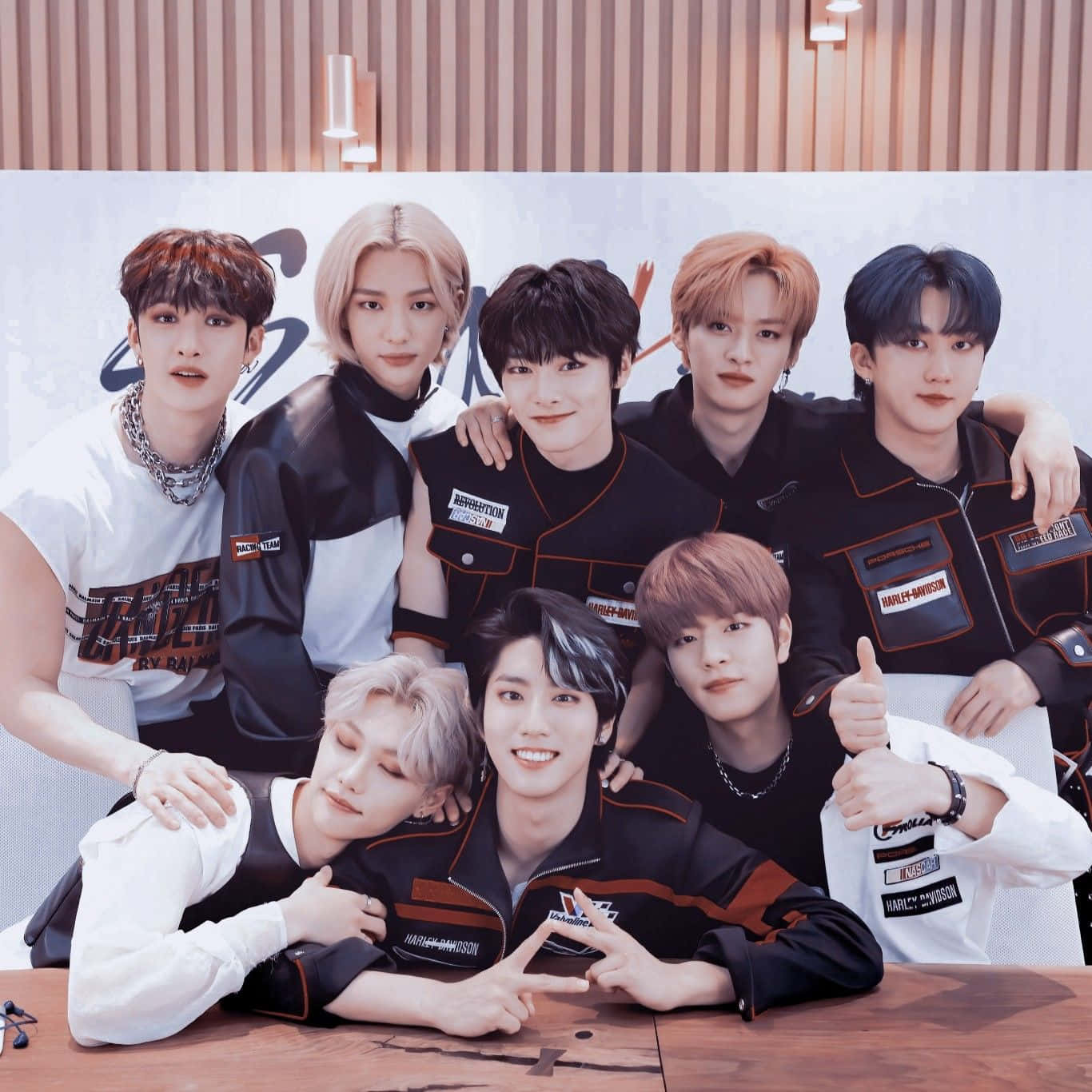 七位年輕男士身穿時尚外套，在室內自信地擺姿勢合影。 — Stray kids GIF 壁紙