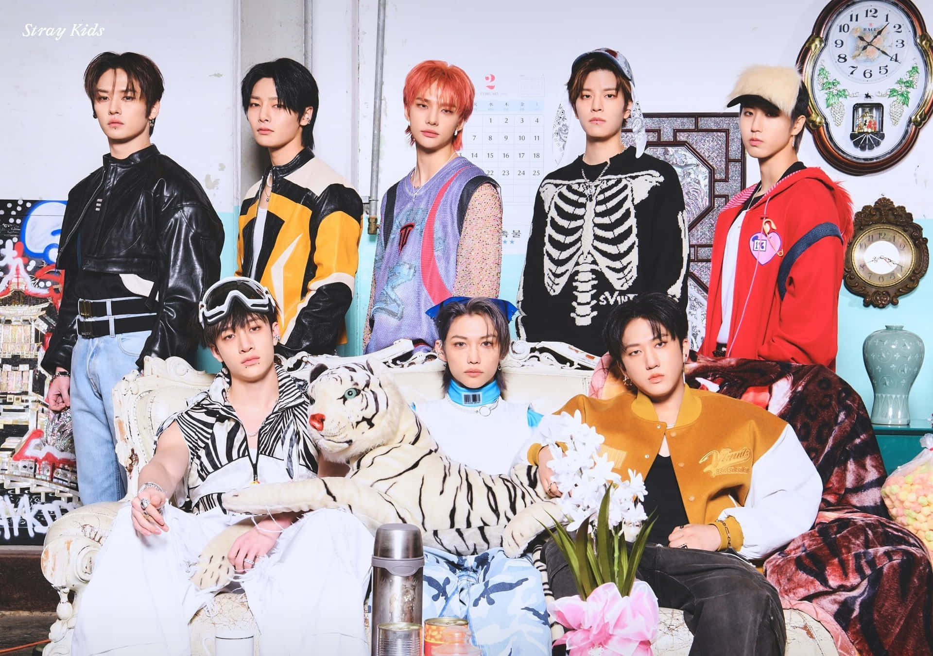 七位K-pop偶像在復古裝飾的房間裡與白色老虎毛絨玩具合影。 — Stray kids GIF 壁紙