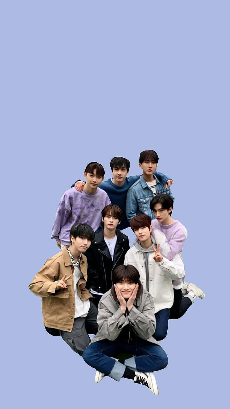 七位年輕男子身穿休閒服裝，在薰衣草背景前開心地擺姿勢。 — Stray kids GIF 壁紙