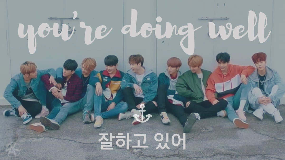 七個年輕男子一同坐在行人路上，帶有鼓勵性文字疊加。 — Stray kids GIF 壁紙