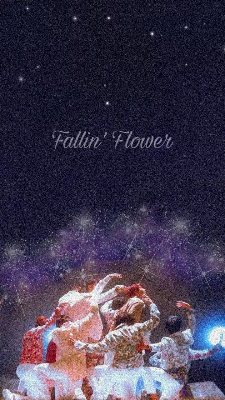 身穿白色服裝的舞者在繁星點點的夜空下表演，伴隨著閃爍的燈光。
