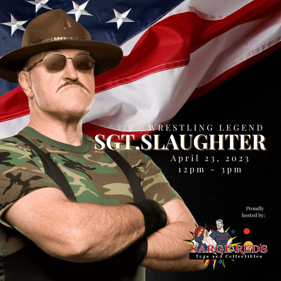 Sgt Slaughter 老牌摔角巨星 壁紙 — 摔角傳奇Sgt Slaughter自信地站在美國國旗前，戴著帽子、太陽眼鏡和迷彩襯衫。