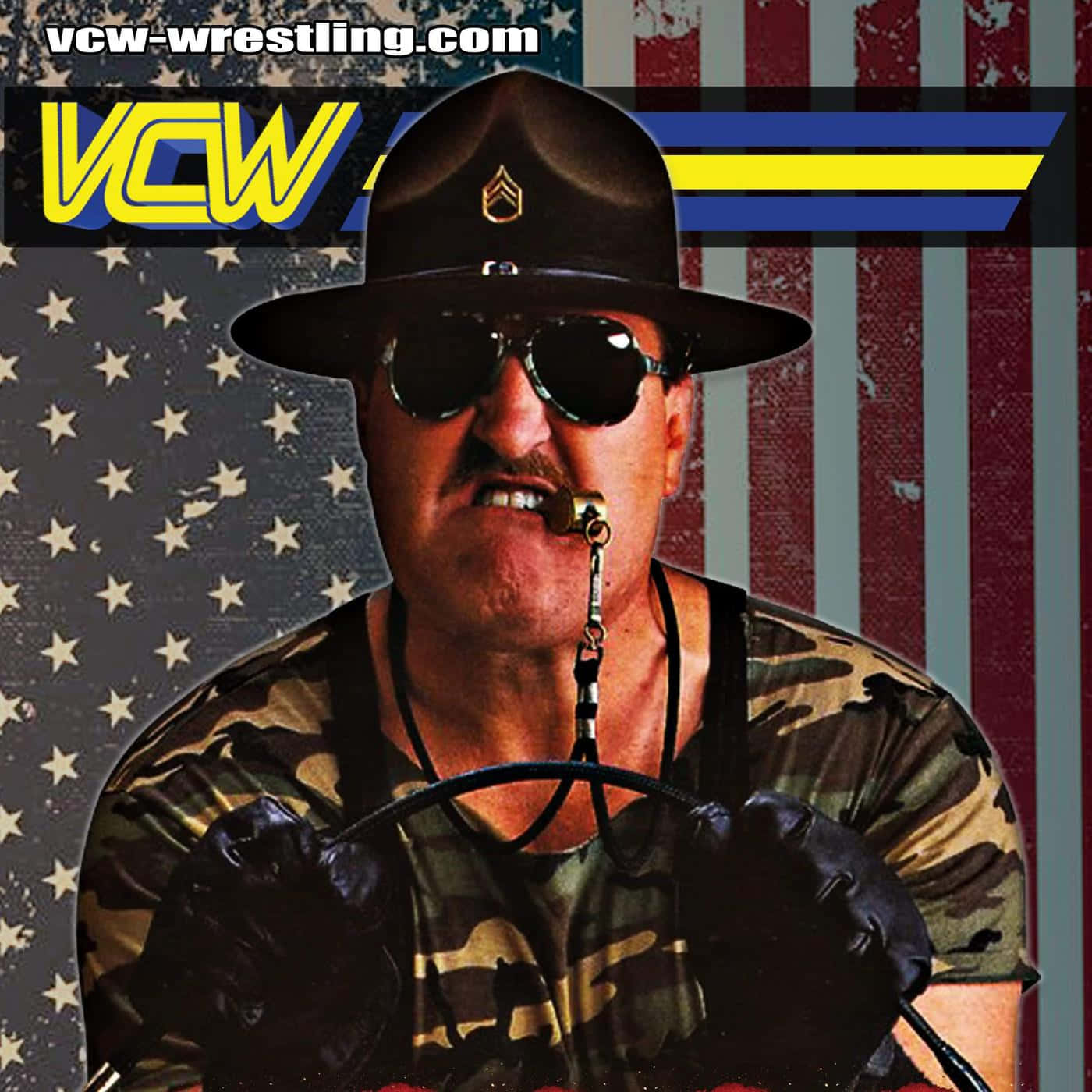 Sgt Slaughter VCW封面模特 壁紙 — 一名戴著軍帽和太陽眼鏡的摔角手，在帶有VCW標誌的美國國旗背景下拿著哨子。