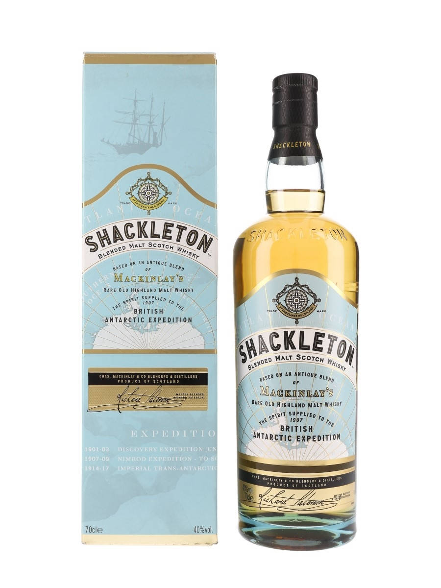 探索與精緻的融合——Shackleton威士忌瓶 壁紙 — 一瓶及一盒Shackleton Blended Malt蘇格蘭威士忌，帶有復古南極探險品牌標誌和金色液體。
