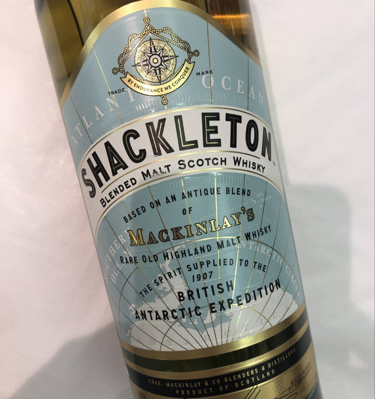 Shackleton 威士忌酒瓶標籤，以南極探險為主題。