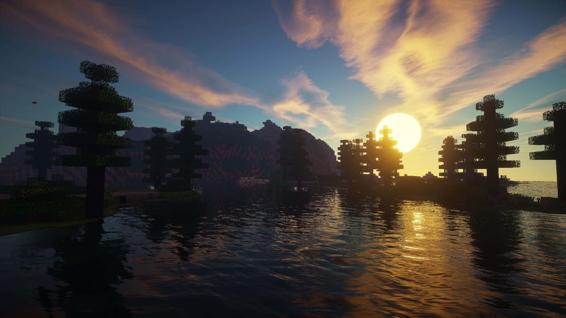 用Shaders捕捉Minecraft的美 壁紙 — 夕陽喺 Minecraft 風景中嘅方塊樹木同山脈上發光，倒映喺平靜嘅水面上。