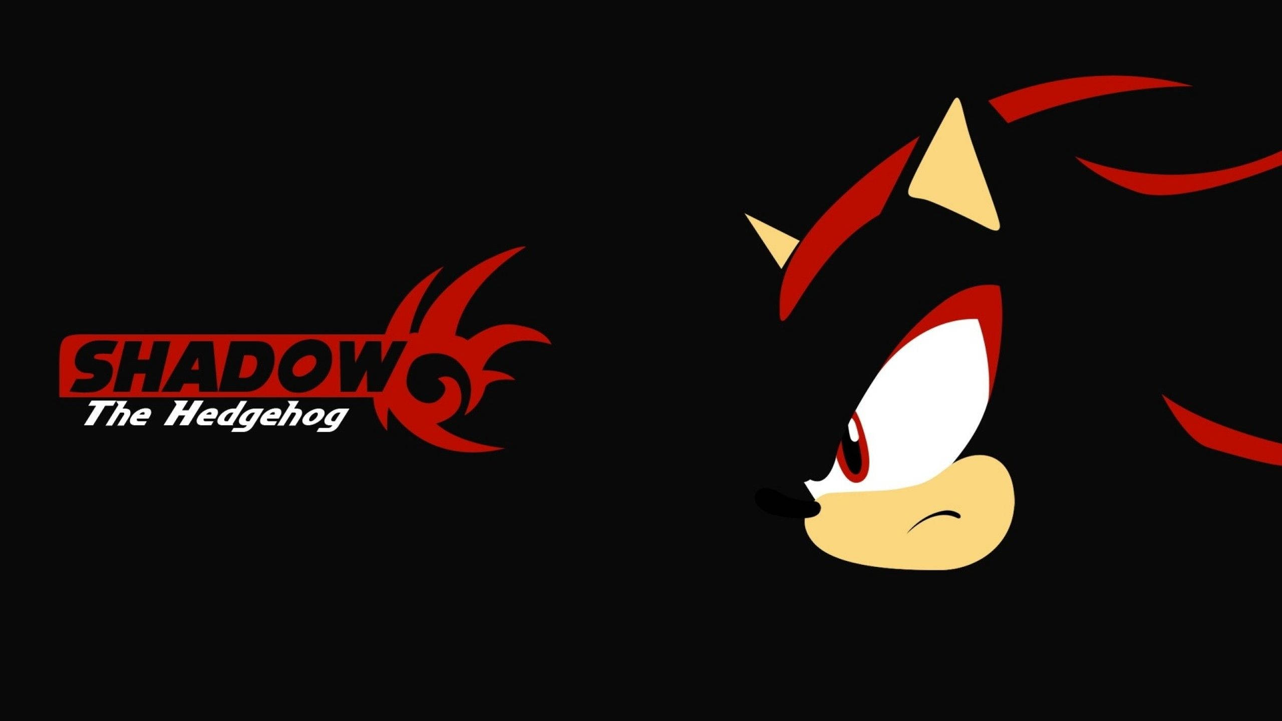 Shadow The Hedgehog 桌布 壁紙 — Shadow the Hedgehog 的風格化側面輪廓，紅眼向右凝視，黑色背景旁有他的標誌。