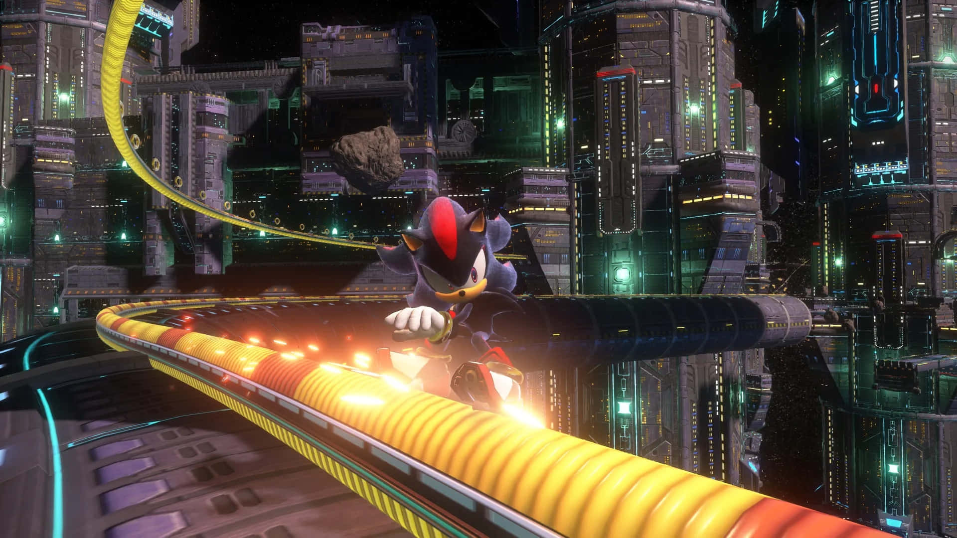  壁紙 — Shadow the Hedgehog 在夜間沿著發光的黃色賽道高速穿越霓虹燈照亮的未來城市景觀。