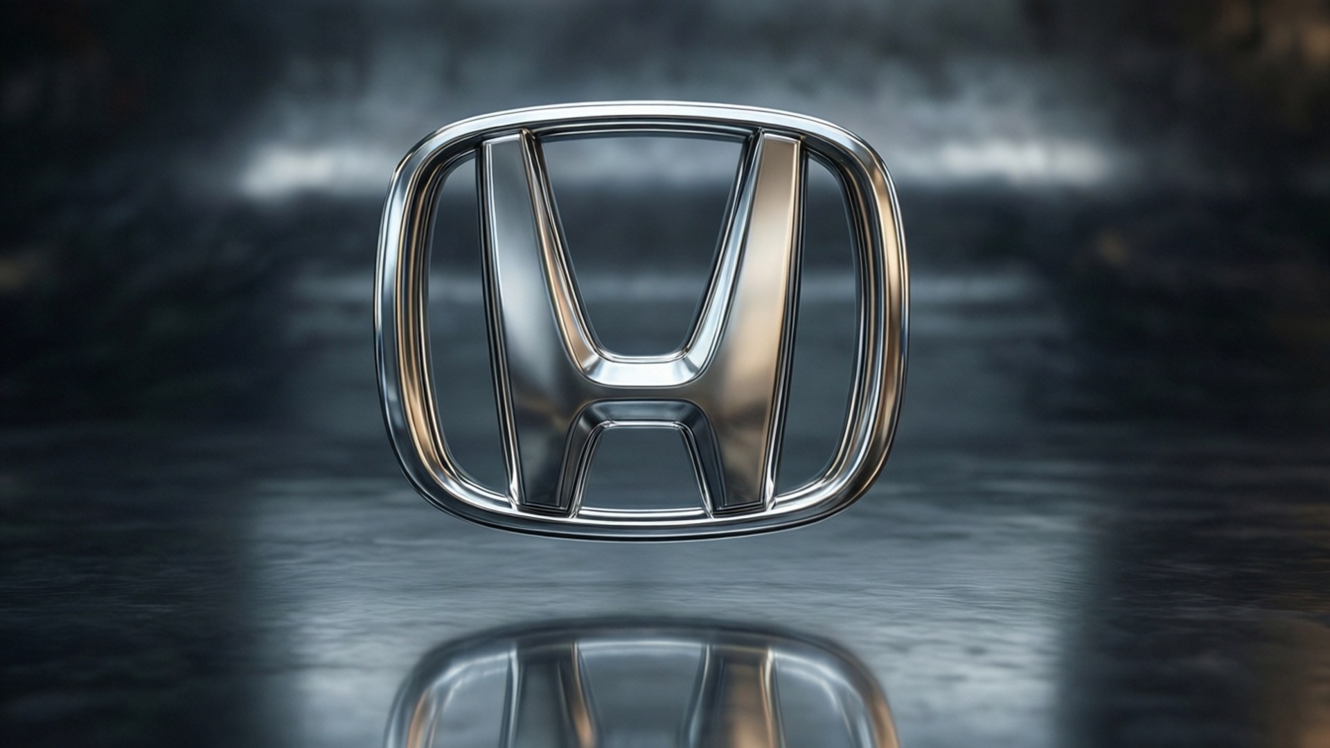 Honda Logo 桌布 壁紙 — 閃亮的鍍鉻本田標誌漂浮在潮濕的反光表面上，背景模糊黑暗。